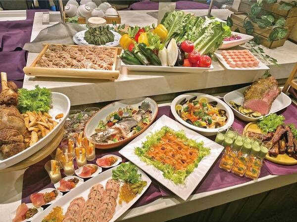 【ビュッフェ/一例】新鮮な魚料理やマルシェコーナー、自家製デザートも充実