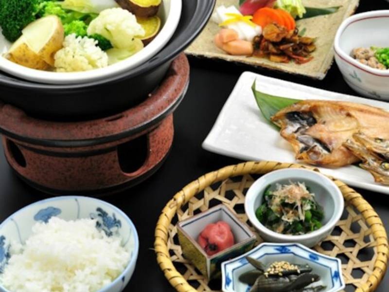 赤倉温泉 旅館 おかやま 旧 岡山館 の 新潟コシヒカリが美味しい 朝食のみプラン 夜は妙高山から引湯する掛け流し温泉を楽しむ 14 300円 リニューアル和室10畳 山茶花 ゆこゆこ