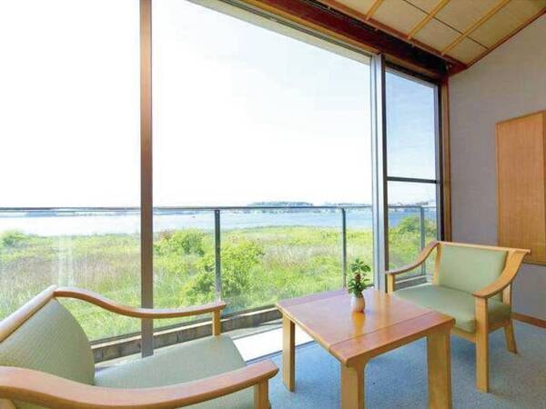 【和室/例】室から柴山潟と霊峰白山を一望できる