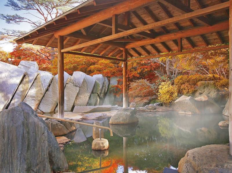 紅葉がきれいな秋の露天風呂（10月下旬〜11月中旬が見頃です）
