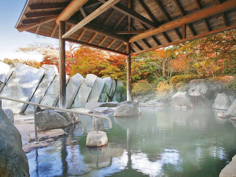 紅葉がきれいな秋の露天風呂（10月下旬〜11月中旬が見頃です）