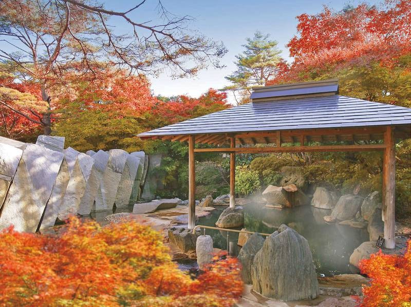 紅葉がきれいな秋の露天風呂（10月下旬〜11月中旬が見頃です）