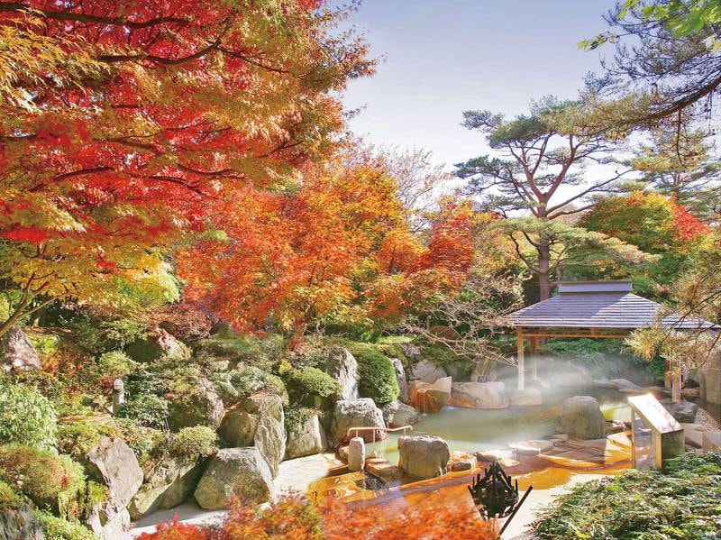 紅葉がきれいな秋の露天風呂（10月下旬〜11月中旬が見頃です）
