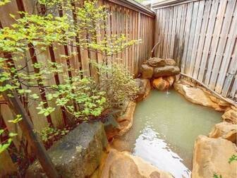 山のよろこび お宿栄太郎/【男性大浴場:露天風呂】源泉かけ流しの濁り湯を堪能