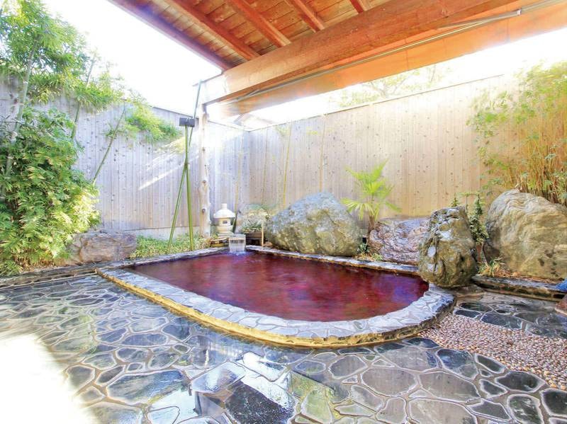 【露天風呂】ワインの成分が新陳代謝を高めて身体を温め、成分の一つポリフェノールには、肌本来の美容と健康を増進させる働きが