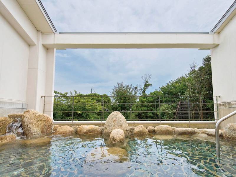 【SPA（一部期間のみ営業）】＜露天風呂＞天気の良い日の朝風呂は格別です


