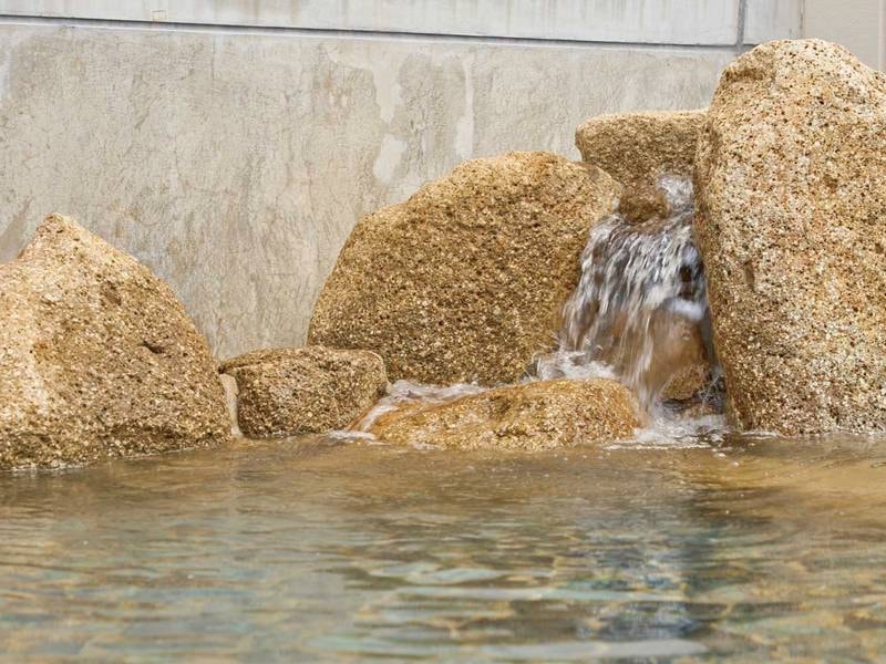 【SPA（一部期間のみ営業）】贅沢な天然温泉の源泉掛流し風呂。心も身体もリラックス。


