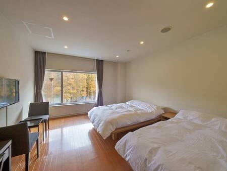 【洋室ツイン/例】セミダブルベッドを2台（イタリア製magniflex)をご用意 ※バス・トイレ付き