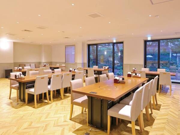 【食事会場/例】夕朝食とも広々としたレストランで