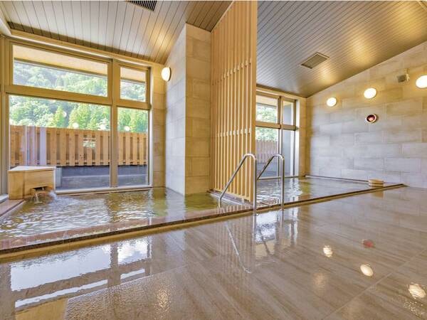 大浴場1:時間ごとに移ろいゆく景色を眺めながら、ゆったりほっこり、極上のくつろぎを。自然そのまま、とろりと質感のあるお湯は美肌にもよい良質な硫酸塩泉