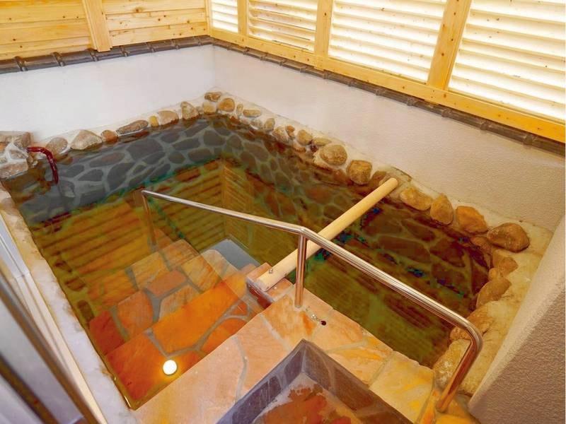 露天風呂【たち湯】深さはなんと145cm