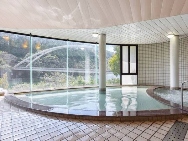 *【大浴場/男湯】山々や川を眺め、ゆ~ったりとご利用下さい