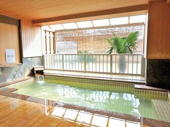 サウナ＆ホテル　みどり館／露天風呂／男湯、女湯とも、内湯とつながっています♪