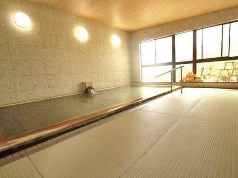 畳敷きの大浴場（男性用）