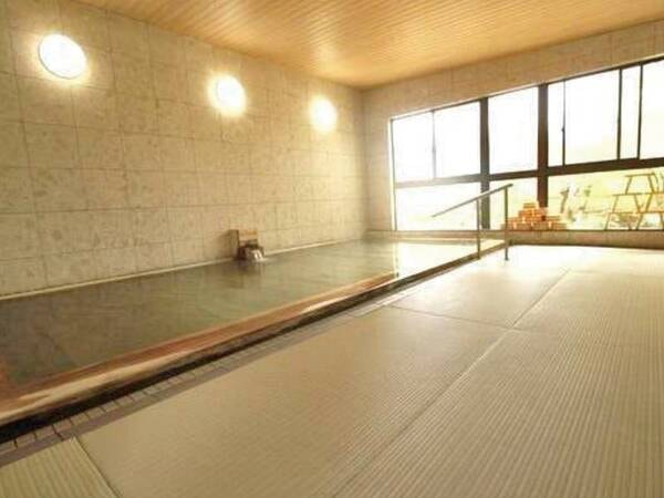 畳敷きの大浴場(男性用)