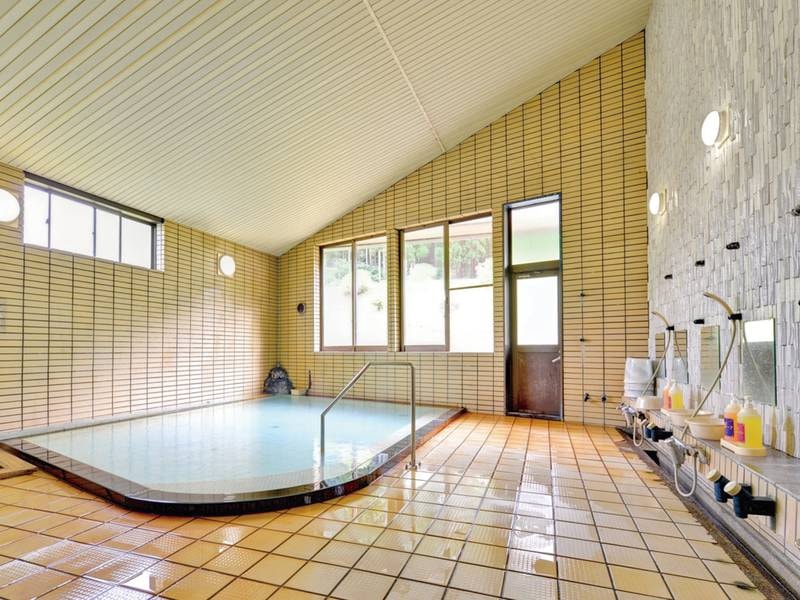 天候で色が変わる濁り湯。ほんのり硫黄の香りも