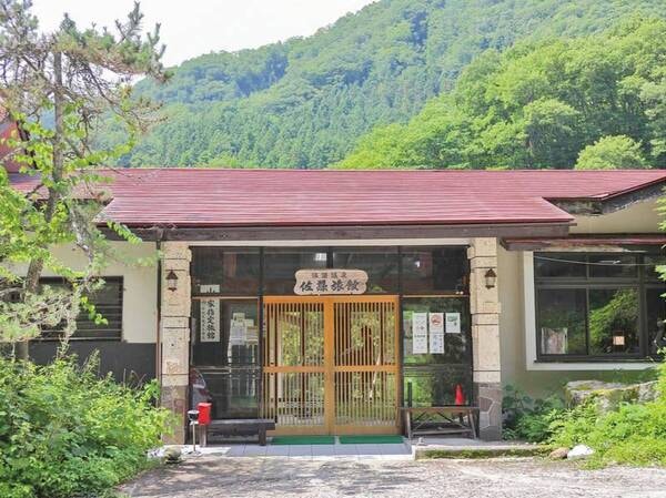 外観/昭和の趣を色濃く残す、山あいの静かな温泉旅館。2度の震災を乗り越え全面再開しました