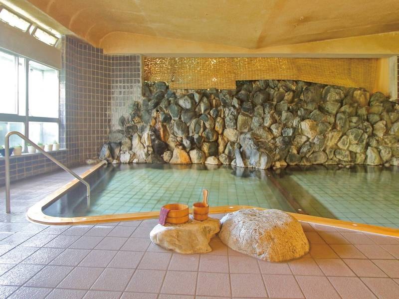 大岩風呂※男女入替制　自然の岩を活かしたダイナミックな壁面上部からは源泉が注がれる。源泉掛け流し、体感約 43℃のやや熱めのお湯は無色透明で少し浸かっていると、じわっと汗がふきでてくる
