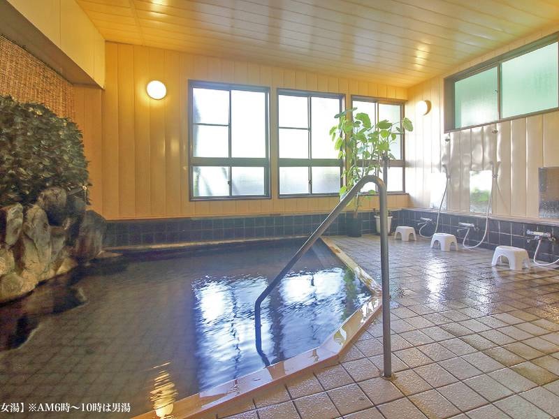 小浴場※男女入替制　古くは「ぬるゆ」は「寒湯」と書いていたが、明治時代に温度が上昇し「温湯」と改められた。源泉温度は64.4℃と名前に反してやや熱めなお湯
