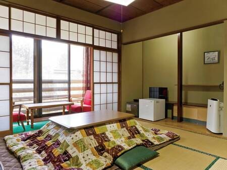 本館客室/一例 昭和の趣のレトロな客室。客室からの四季折々の雄大な自然を望む