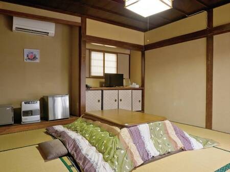 花麗(はなれ)客室/一例 昭和の趣のレトロな客室。客室からの四季折々の雄大な自然を望む