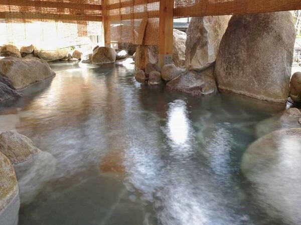 【大浴場露天風呂】100％かけ流しの天然温泉