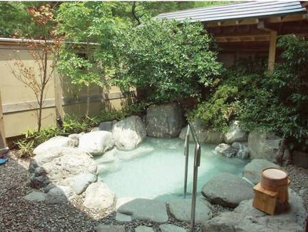 【客室露天風呂/例】離れ客室　瑠璃山「岩の湯」