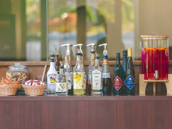 【ラウンジ】ご宿泊のお客様はどなたでもご利用いただけるラウンジにて、お酒とおつまみをご用意
