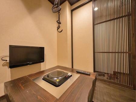 【源泉かけ流し露天風呂付き和モダンツイン】小ぢんまりした囲炉裏部屋も付いております/一例