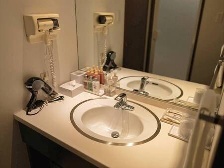 【クラシックスーペリアツイン】基礎化粧品などもお部屋にご用意しております。/一例