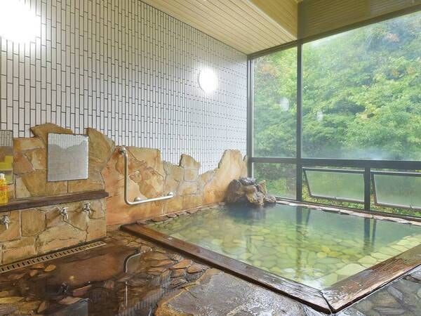 【大浴場】ちょっと熱めが好評の源泉「湯川温泉」を贅沢にかけ流し。茶色っぽいお湯で少しの入浴でもぽかぽかに温まる