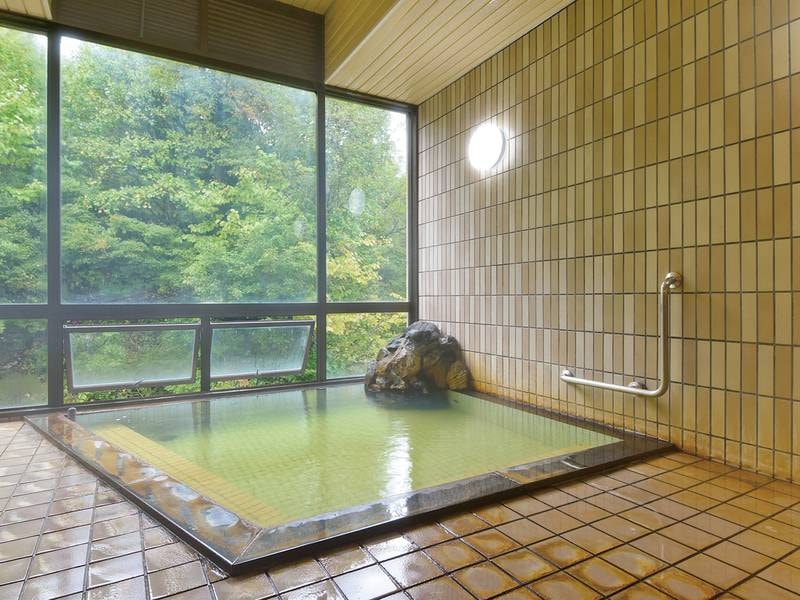 【大浴場】ちょっと熱めが好評の源泉「湯川温泉」を贅沢にかけ流し。茶色っぽいお湯で少しの入浴でもぽかぽかに温まる