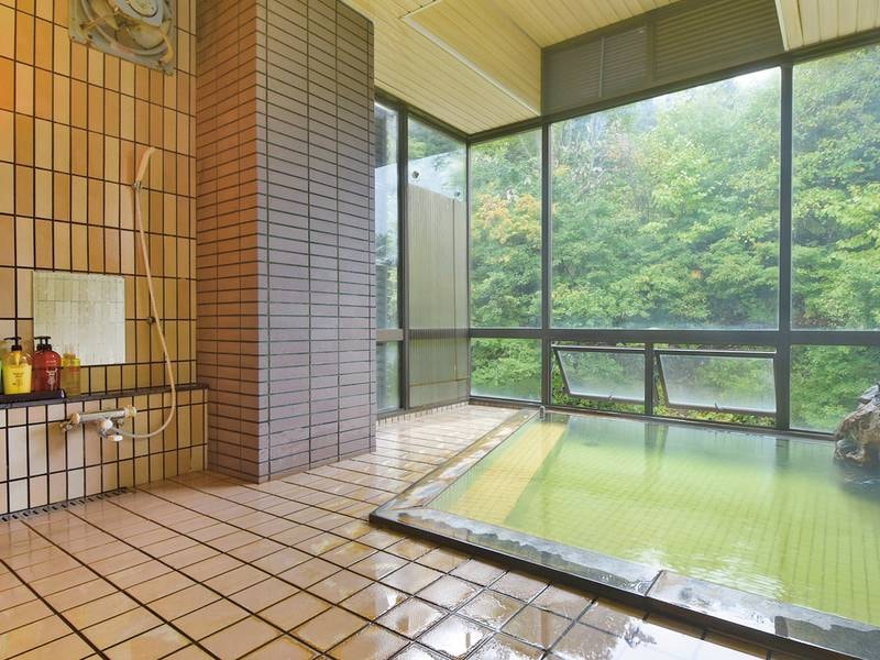 【大浴場】ちょっと熱めが好評の源泉「湯川温泉」を贅沢にかけ流し。茶色っぽいお湯で少しの入浴でもぽかぽかに温まる