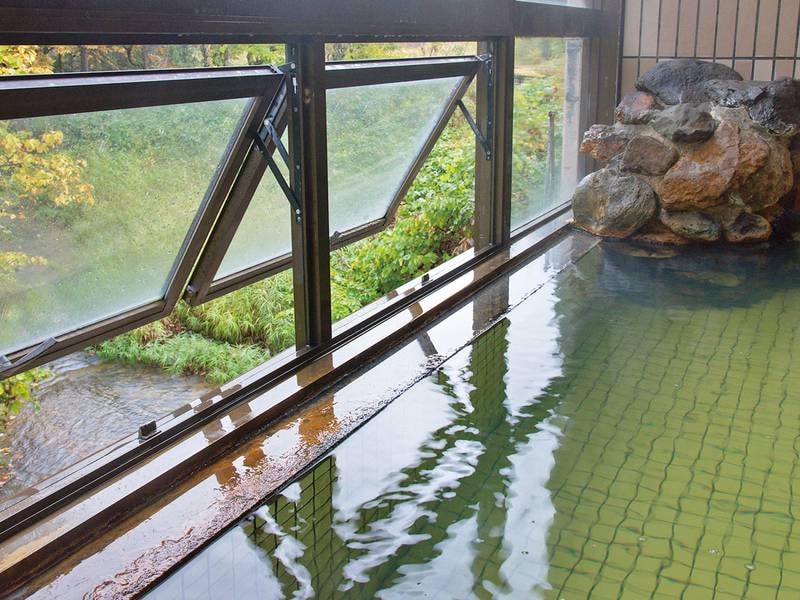 【大浴場】広がる自然の風景とお湯の温かさに、身も心もゆだねて寛ぐ