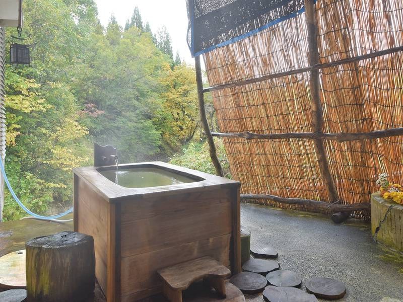 【温泉露天風呂】小川のせせらぎを肌で感じながら天然温泉を堪能※冬季12月〜4月はご利用いただけません。（男女共通1つ）