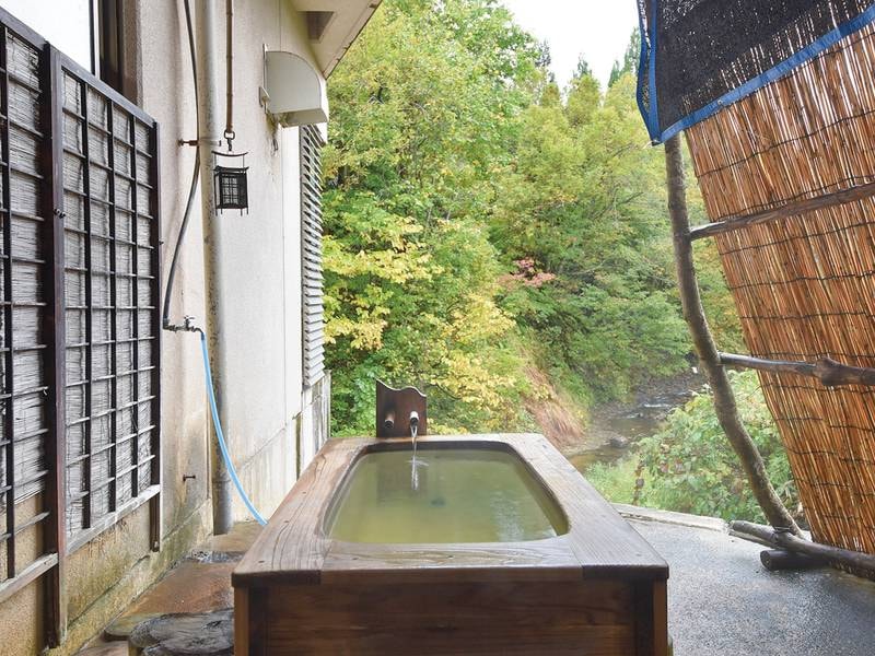 【温泉露天風呂】小川のせせらぎを肌で感じながら天然温泉を堪能※冬季12月〜4月はご利用いただけません。（男女共通1つ）