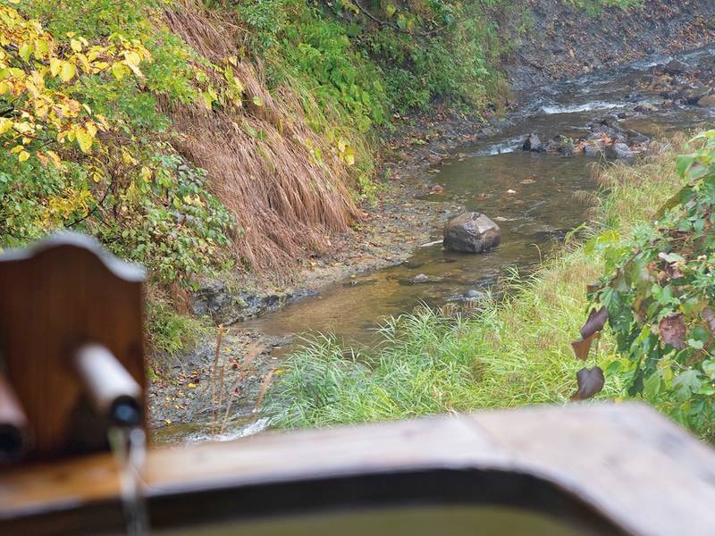 【温泉露天風呂】小川のせせらぎを肌で感じながら天然温泉を堪能※冬季12月〜4月はご利用いただけません。（男女共通1つ）