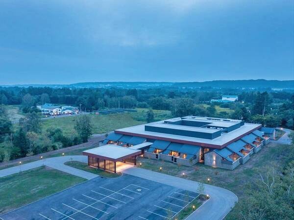 【外観･夕暮れ】平屋造りの建物
