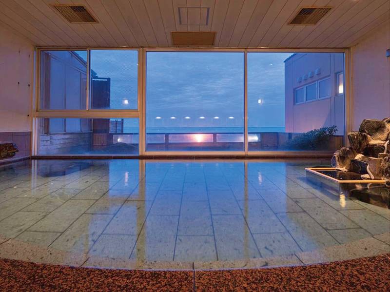 【海の原　内風呂】大きく開いた窓から望む日本海は絶景