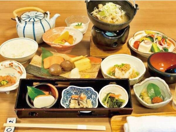 【朝食/例】お刺身そのままでも美味しい名物の “鯛茶漬け” や、お米が進むおかずの数々、フルーツタウン・櫛引産のりんごジュース等