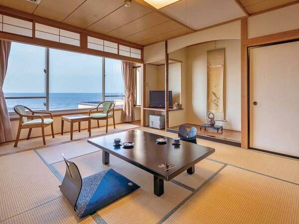 【和室10畳一例】箱庭のように目の前に広がる日本海をひとりじめのさわやか空間