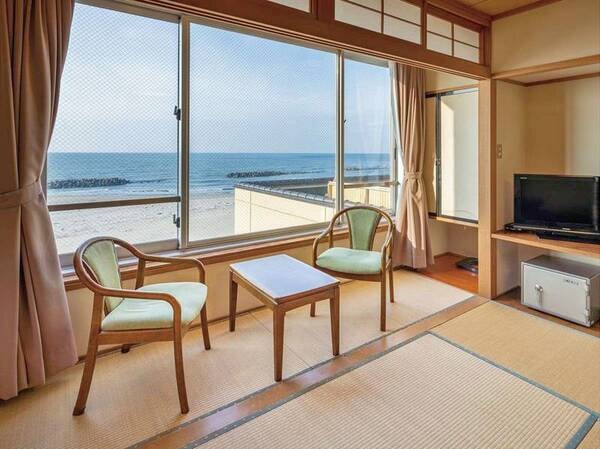 【和室10畳一例】箱庭のように目の前に広がる日本海をひとりじめのさわやか空間