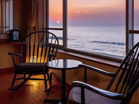 【和風スイート一例】《最上階》リビングから望む日本海の眺望、夕陽は絶景です