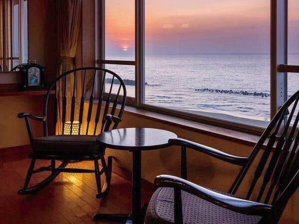 【和風スイート一例】《最上階》リビングから望む日本海の眺望、夕陽は絶景です