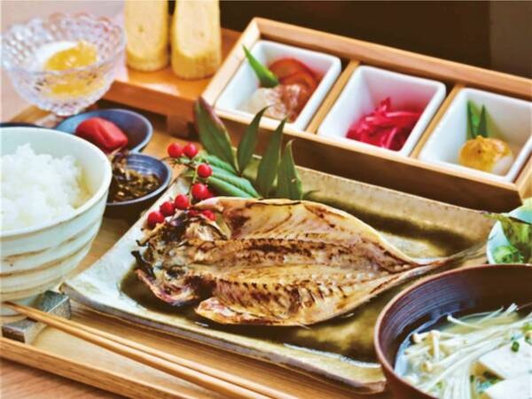 【朝食/例】「島のお母さんの朝食」をテーマにした和朝食。朝からどこかほっとできる食事となっております。