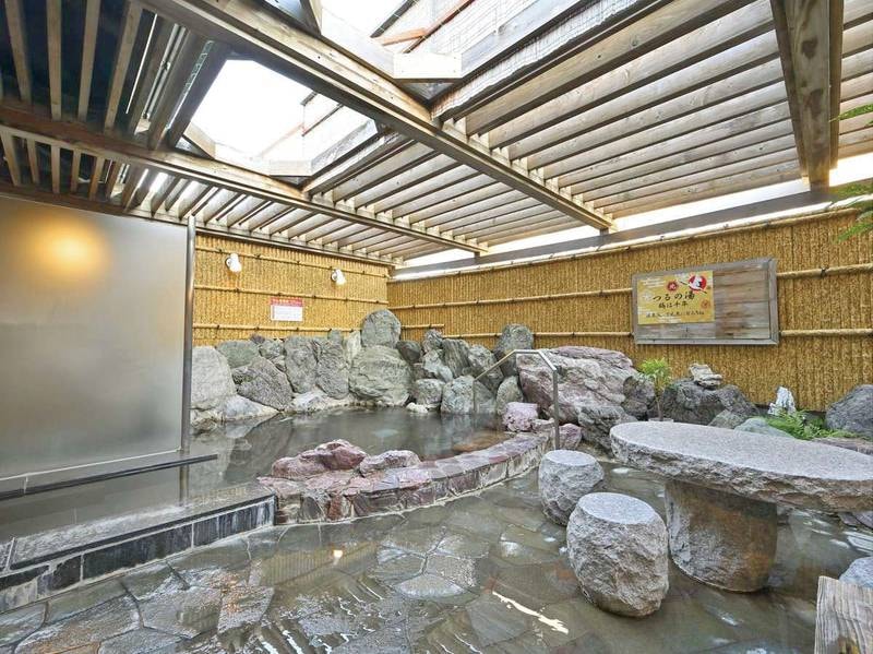 【龍馬の湯/男湯】石造りの露天風呂。空を眺めながら寝湯を楽しめます
