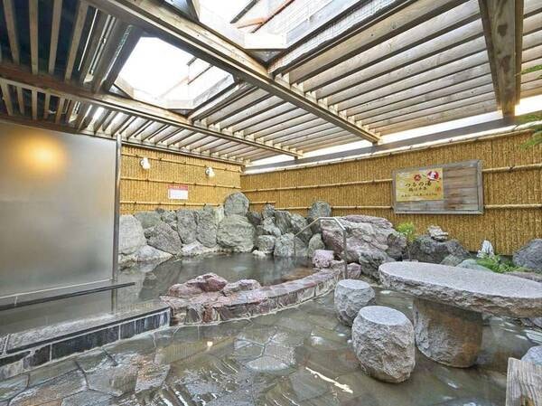 【龍馬の湯/男湯】石造りの露天風呂。空を眺めながら寝湯を楽しめます