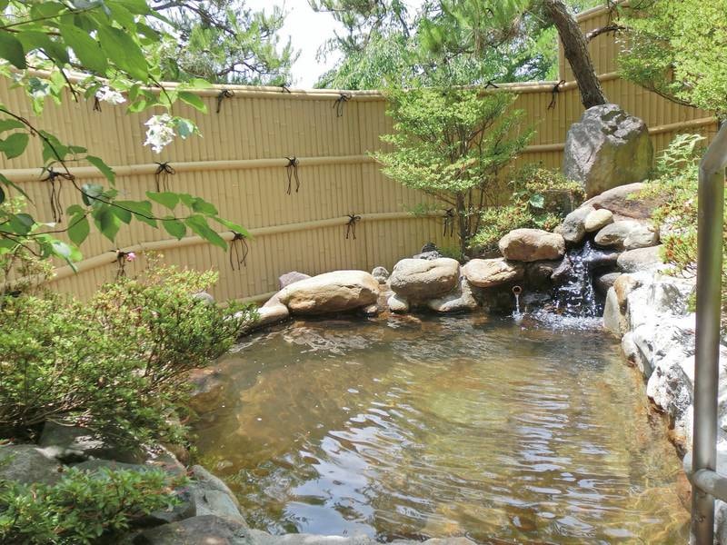 【木の風呂】四季折々の雰囲気を味わえる露天で寛ぎのひと時を