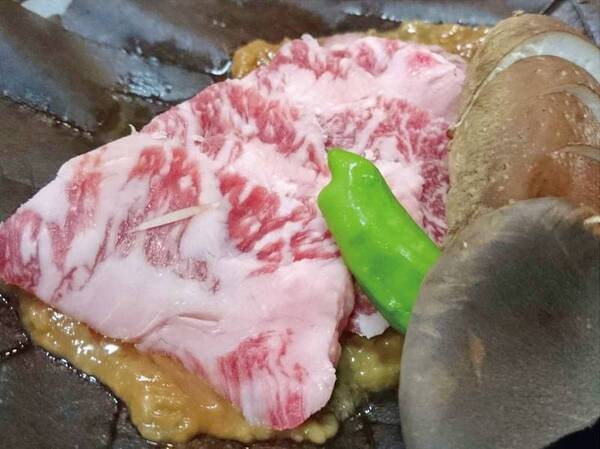 信州プレミアム牛付きアップグレード会席/例 信州プレミアム牛の朴葉焼き。サシの入っったお肉は絶品です