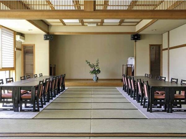 大広間/例 テーブル席の大広間からは北アルプスがご覧いただけます